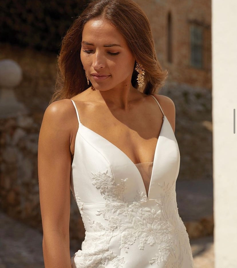 Cherie *échantillon taille 22* - robe de mariée classique à décolleté plongeant illusion, fines bretelles et taille cintrée de dentelle Cherie *échantillon taille 22* - robe de mariée classique à décolleté plongeant illusion, fines bretelles et taille cintrée de dentelle