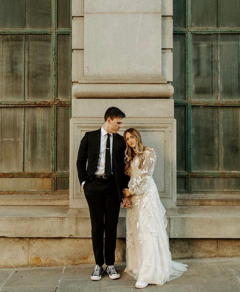 *EXCLUSIVITÉ* Donovan *échantillon taille 10* - robe de mariée boho ligne A avec manches bouffantes et dos illusion à boutons *EXCLUSIVITÉ* Donovan *échantillon taille 10* - robe de mariée boho ligne A avec manches bouffantes et dos illusion à boutons