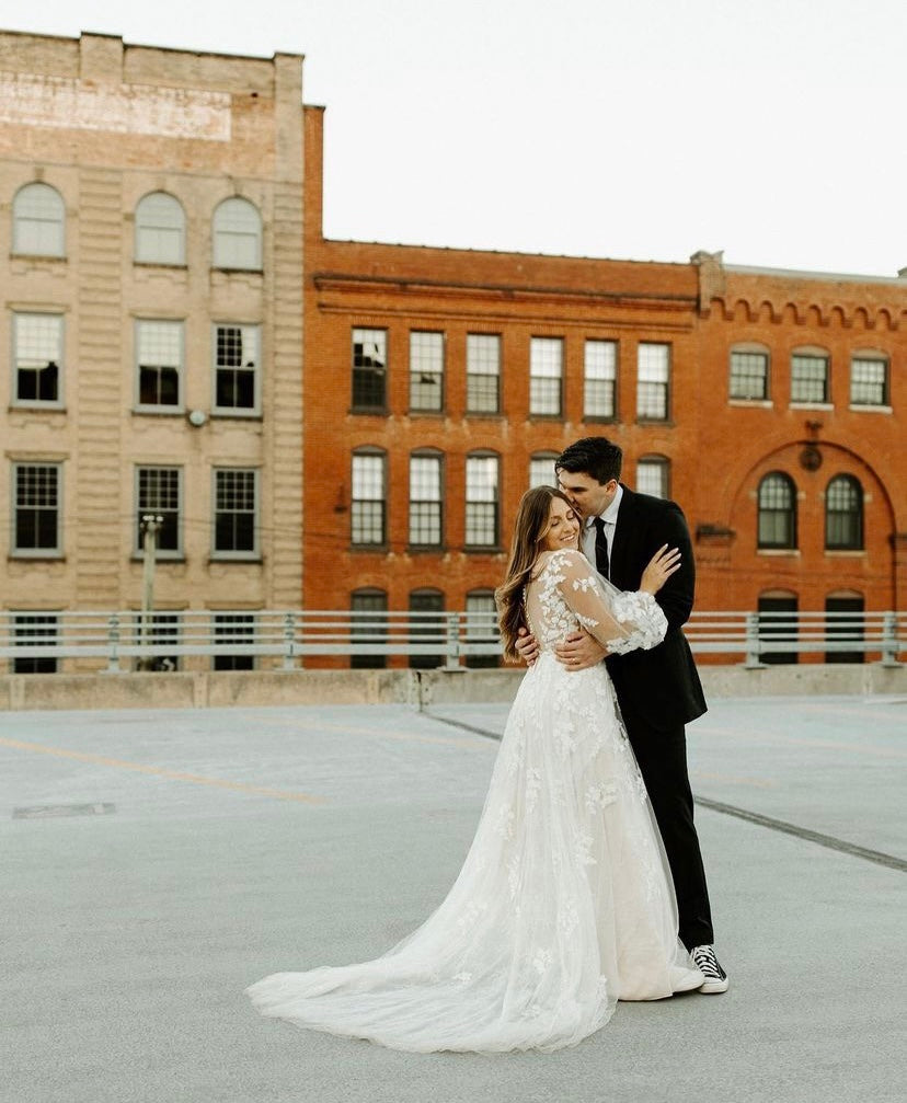 *EXCLUSIVITÉ* Donovan *échantillon taille 10* - robe de mariée boho ligne A avec manches bouffantes et dos illusion à boutons *EXCLUSIVITÉ* Donovan *échantillon taille 10* - robe de mariée boho ligne A avec manches bouffantes et dos illusion à boutons