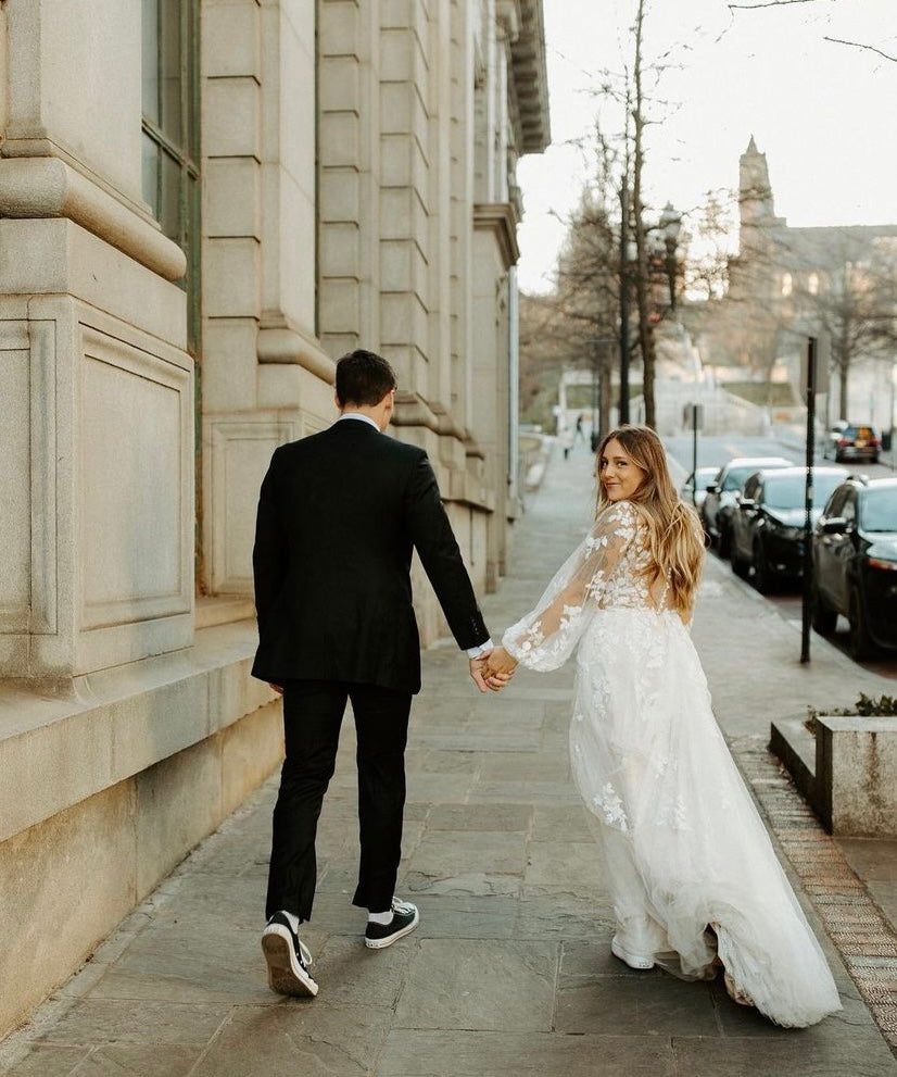 *EXCLUSIVITÉ* Donovan *échantillon taille 10* - robe de mariée boho ligne A avec manches bouffantes et dos illusion à boutons *EXCLUSIVITÉ* Donovan *échantillon taille 10* - robe de mariée boho ligne A avec manches bouffantes et dos illusion à boutons