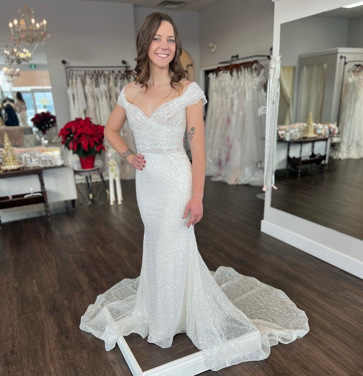 Cardea - robe de mariée ajustée glam en brillant à épaules dénudées Cardea - robe de mariée ajustée glam en brillant à épaules dénudées