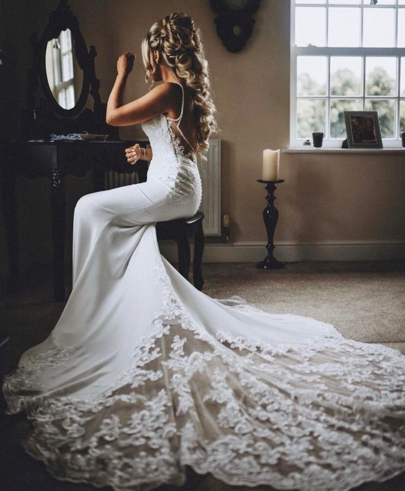 Eliza - robe de mariée coupe ajustée en crêpe à bretelles fines et dos totalement ouvert Eliza - robe de mariée coupe ajustée en crêpe à bretelles fines et dos totalement ouvert