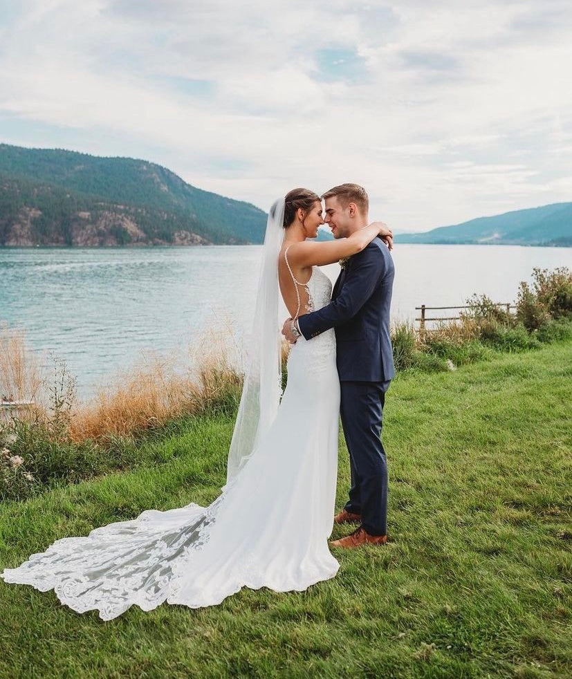 Eliza - robe de mariée coupe ajustée en crêpe à bretelles fines et dos totalement ouvert Eliza - robe de mariée coupe ajustée en crêpe à bretelles fines et dos totalement ouvert