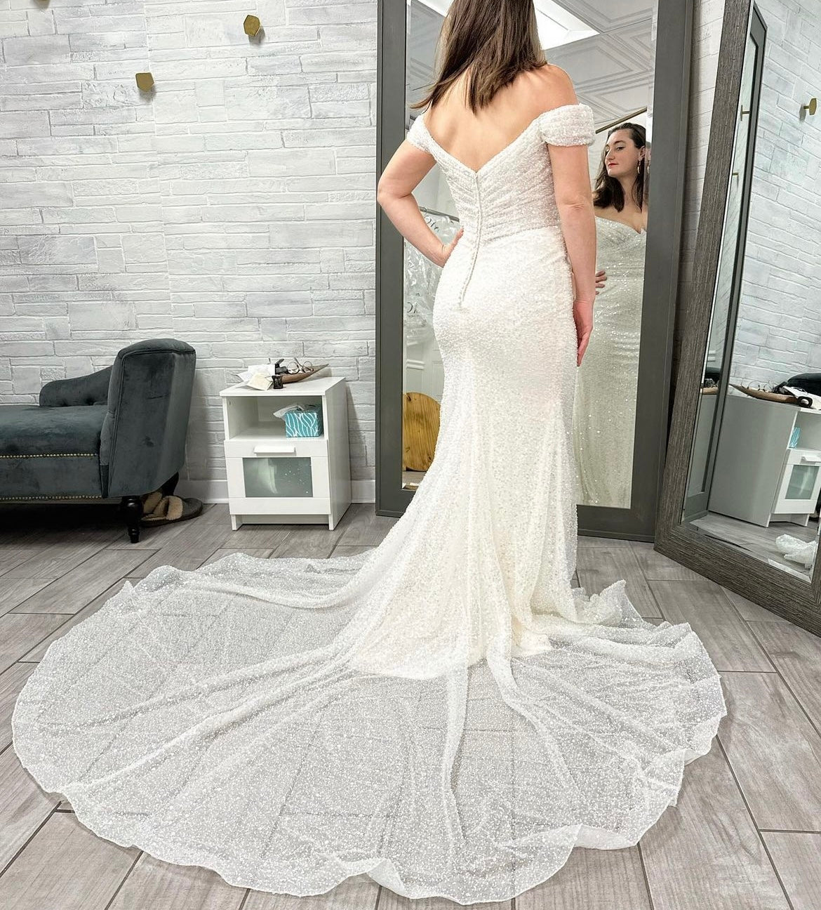 Cardea - robe de mariée ajustée glam en brillant à épaules dénudées Cardea - robe de mariée ajustée glam en brillant à épaules dénudées