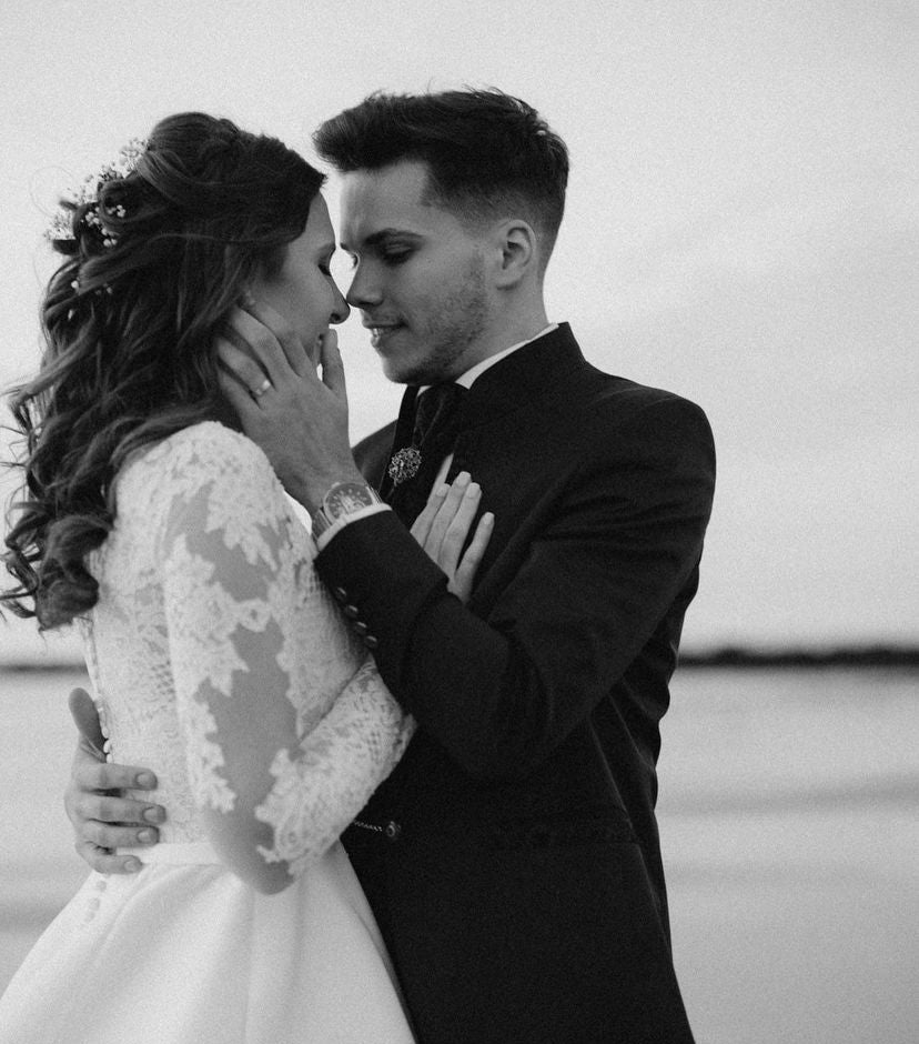 Carlyle - robe de mariée classique à décolleté plongeant illusion en dentelle et manches longues Carlyle - robe de mariée classique à décolleté plongeant illusion en dentelle et manches longues