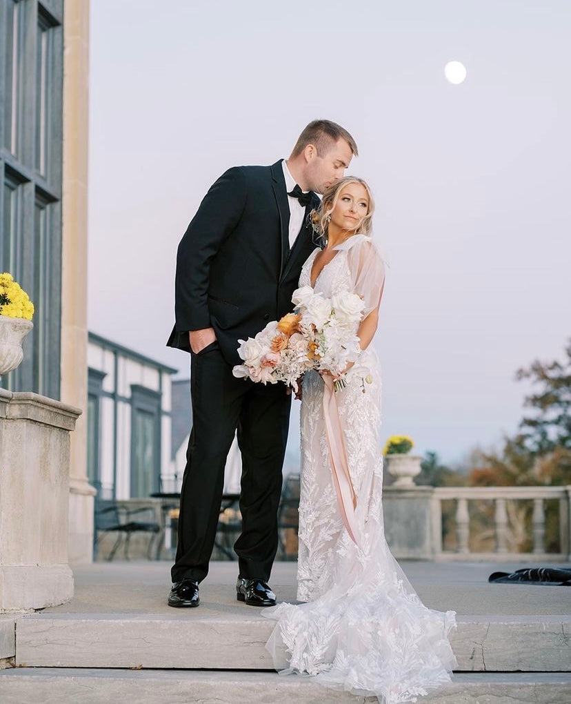 Xena - robe à coupe ajustée à dentelle perlée luxueuse et dos dénudé, avec boucles amovibles Xena - robe à coupe ajustée à dentelle perlée luxueuse et dos dénudé, avec boucles amovibles