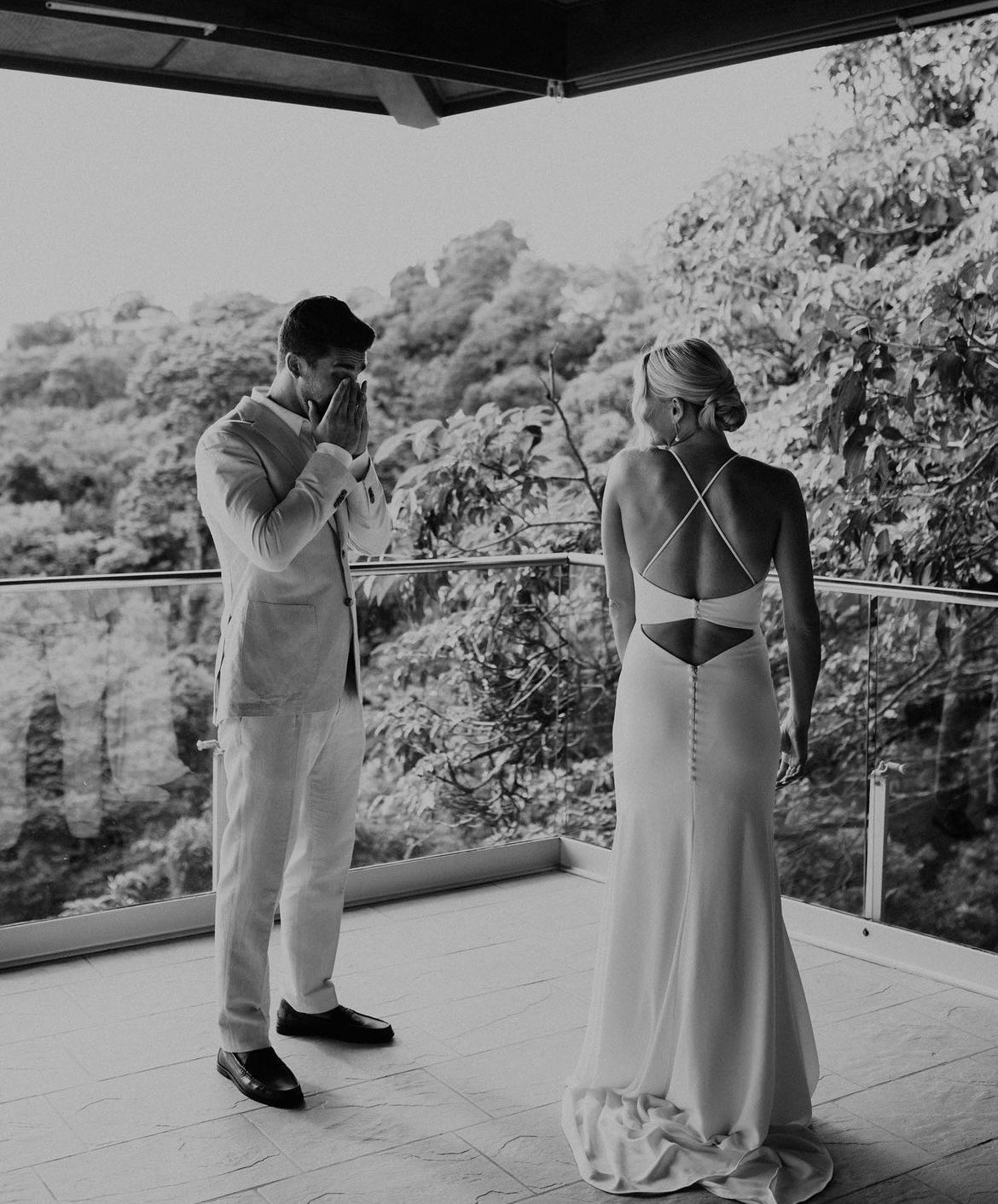 Genny - robe de mariée moderne ajustée et épurée à bretelles fines Genny - robe de mariée moderne ajustée et épurée à bretelles fines