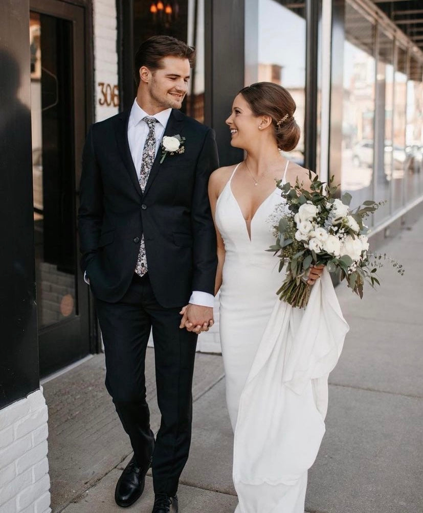 Genny - robe de mariée moderne ajustée et épurée à bretelles fines Genny - robe de mariée moderne ajustée et épurée à bretelles fines