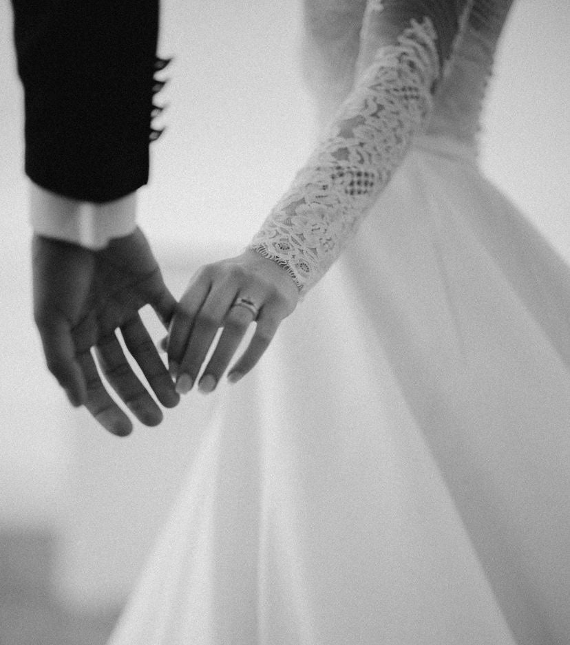 Carlyle - robe de mariée classique à décolleté plongeant illusion en dentelle et manches longues Carlyle - robe de mariée classique à décolleté plongeant illusion en dentelle et manches longues