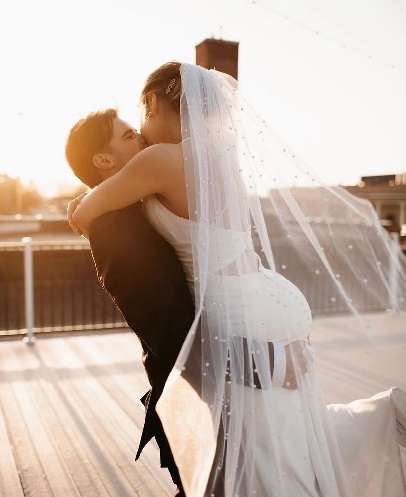 Genny - robe de mariée moderne ajustée et épurée à bretelles fines Genny - robe de mariée moderne ajustée et épurée à bretelles fines