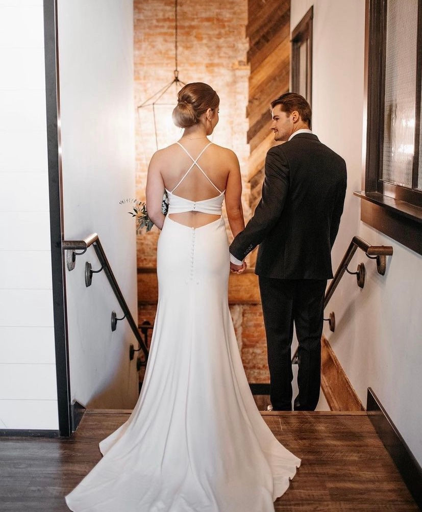 Genny - robe de mariée moderne ajustée et épurée à bretelles fines Genny - robe de mariée moderne ajustée et épurée à bretelles fines