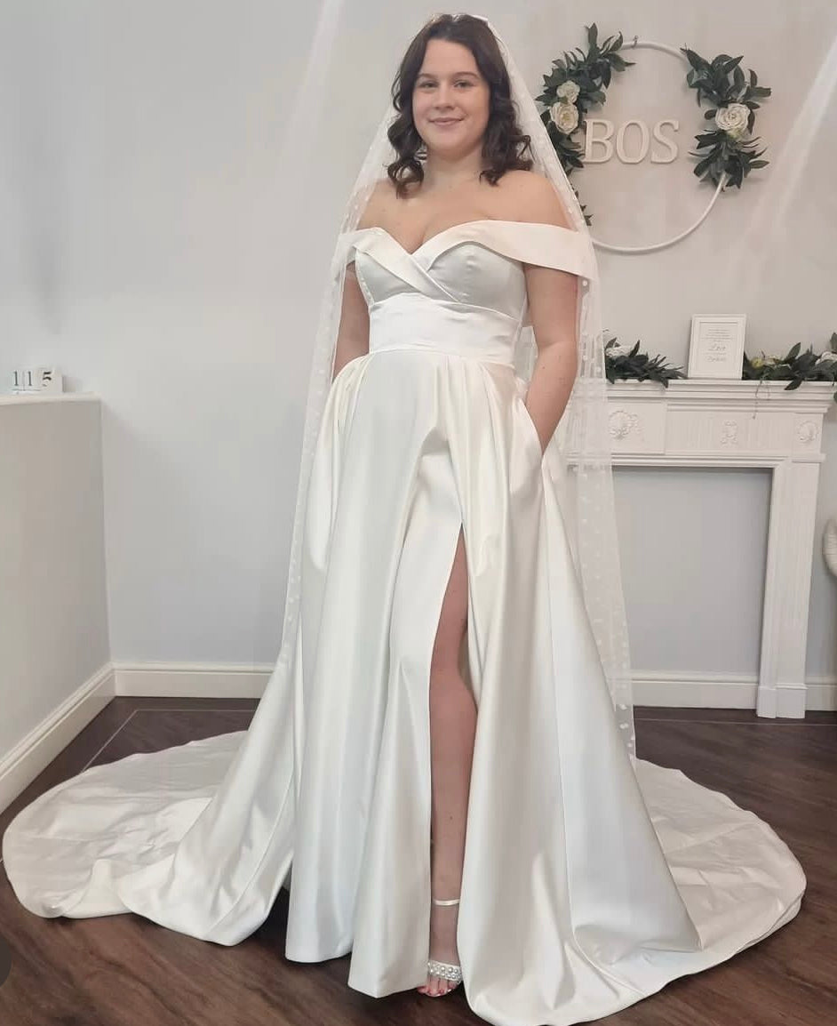 Chief - robe de mariée moderne et classique à bustier avec épaule dénudées et bretelles tombantes Chief - robe de mariée moderne et classique à bustier avec épaule dénudées et bretelles tombantes