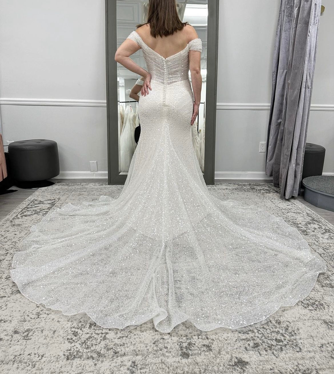 Cardea * échantillon taille 12* - robe de mariée ajustée glam en brillants à épaules dénudées Cardea * échantillon taille 12* - robe de mariée ajustée glam en brillants à épaules dénudées