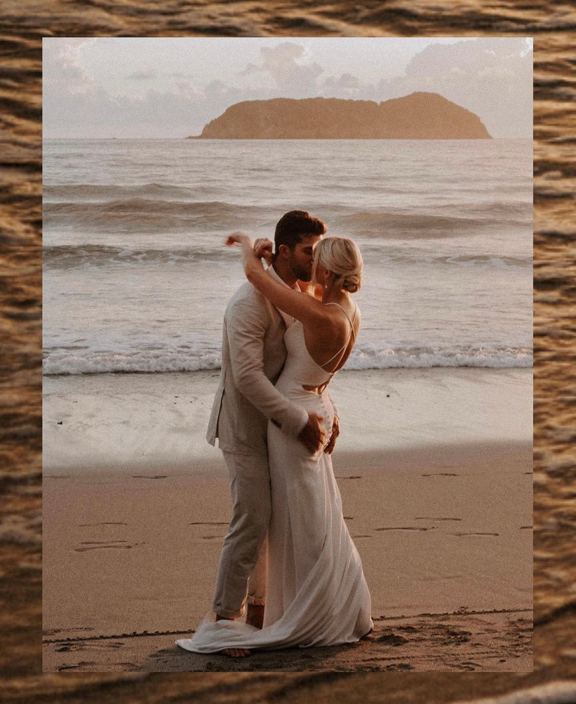 Genny - robe de mariée moderne ajustée et épurée à bretelles fines Genny - robe de mariée moderne ajustée et épurée à bretelles fines