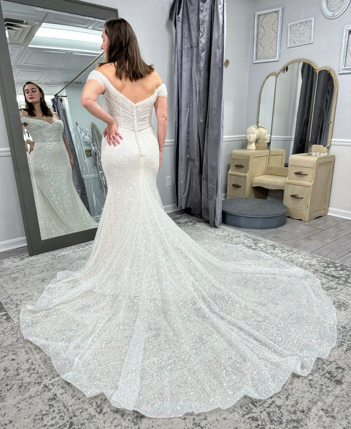 Cardea - robe de mariée ajustée glam en brillant à épaules dénudées Cardea - robe de mariée ajustée glam en brillant à épaules dénudées