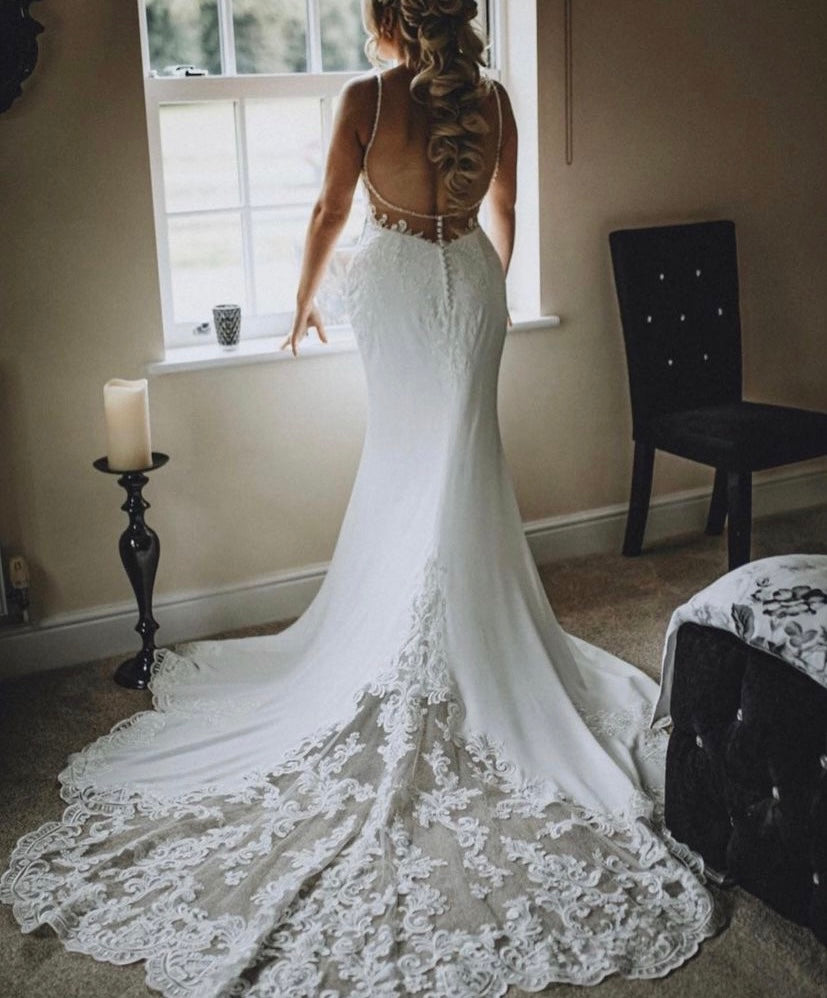 Eliza - robe de mariée coupe ajustée en crêpe à bretelles fines et dos totalement ouvert Eliza - robe de mariée coupe ajustée en crêpe à bretelles fines et dos totalement ouvert