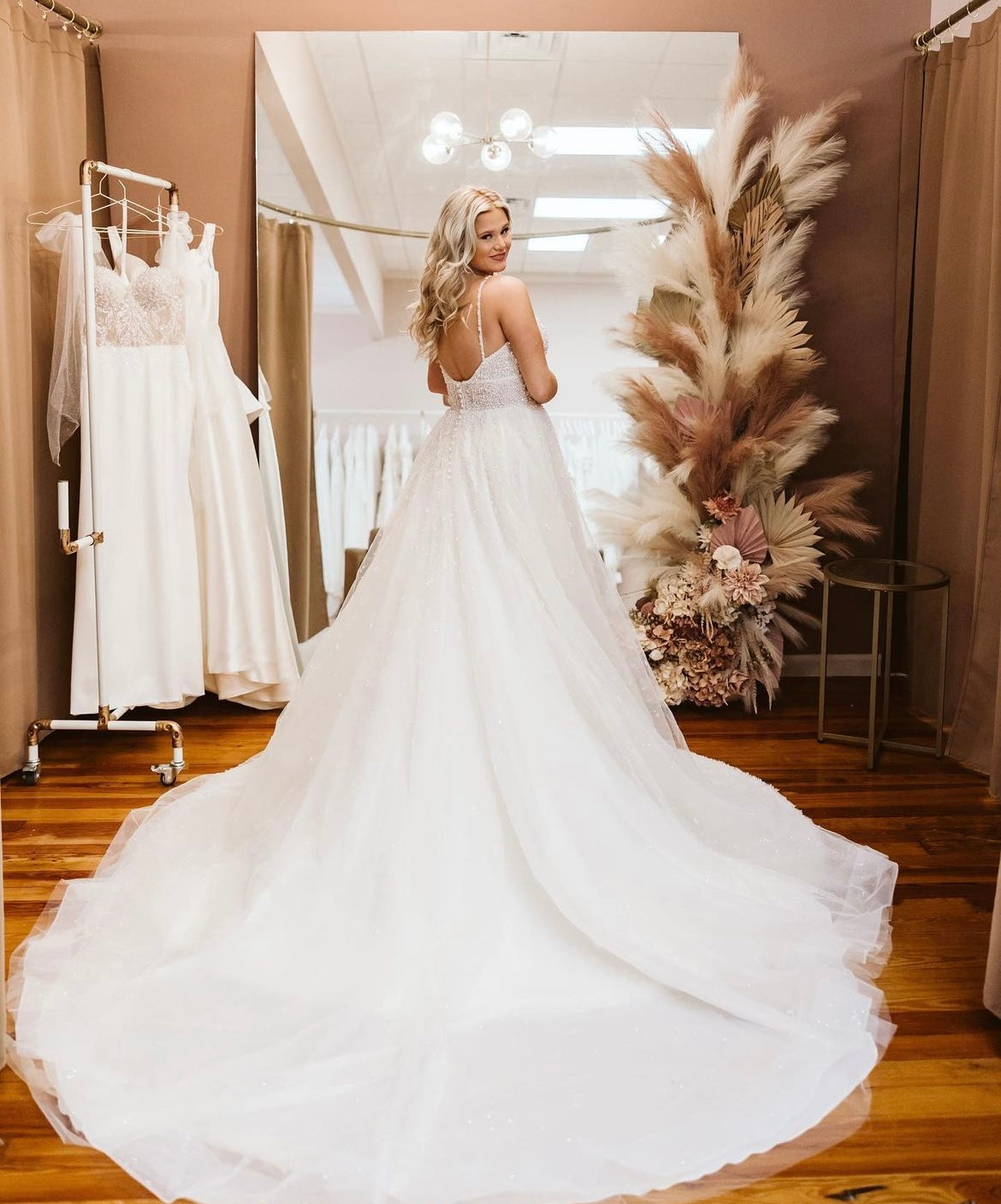 Maskara – robe de mariée haut de gamme en perles et tulle Maskara – robe de mariée haut de gamme en perles et tulle