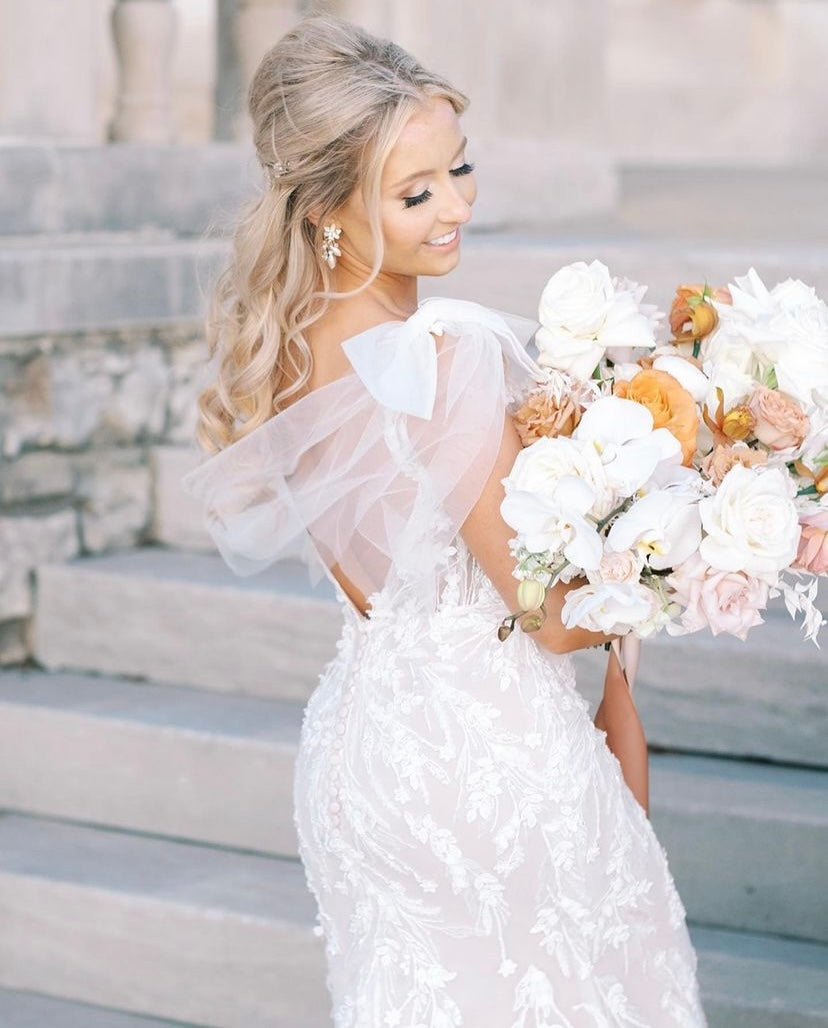 Xena - robe à coupe ajustée à dentelle perlée luxueuse et dos dénudé, avec boucles amovibles Xena - robe à coupe ajustée à dentelle perlée luxueuse et dos dénudé, avec boucles amovibles