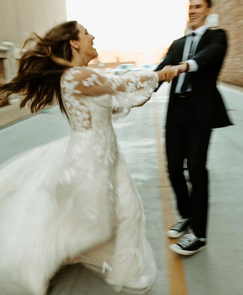 *EXCLUSIVITÉ* Donovan *échantillon taille 10* - robe de mariée boho ligne A avec manches bouffantes et dos illusion à boutons *EXCLUSIVITÉ* Donovan *échantillon taille 10* - robe de mariée boho ligne A avec manches bouffantes et dos illusion à boutons