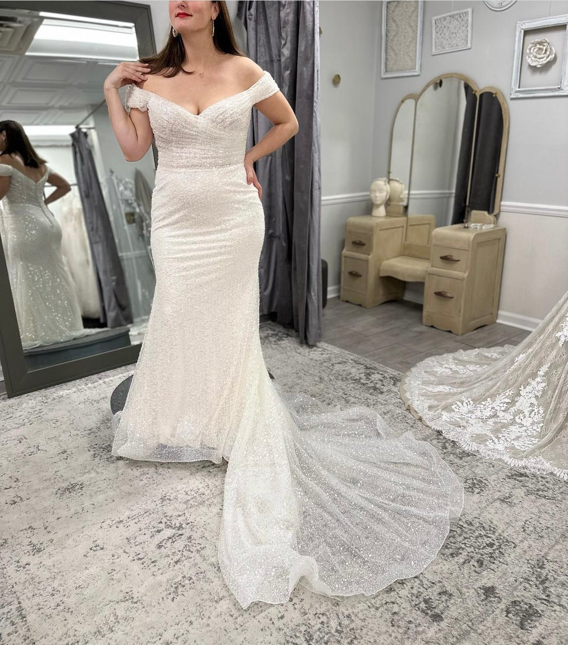 Cardea * échantillon taille 12* - robe de mariée ajustée glam en brillants à épaules dénudées Cardea * échantillon taille 12* - robe de mariée ajustée glam en brillants à épaules dénudées