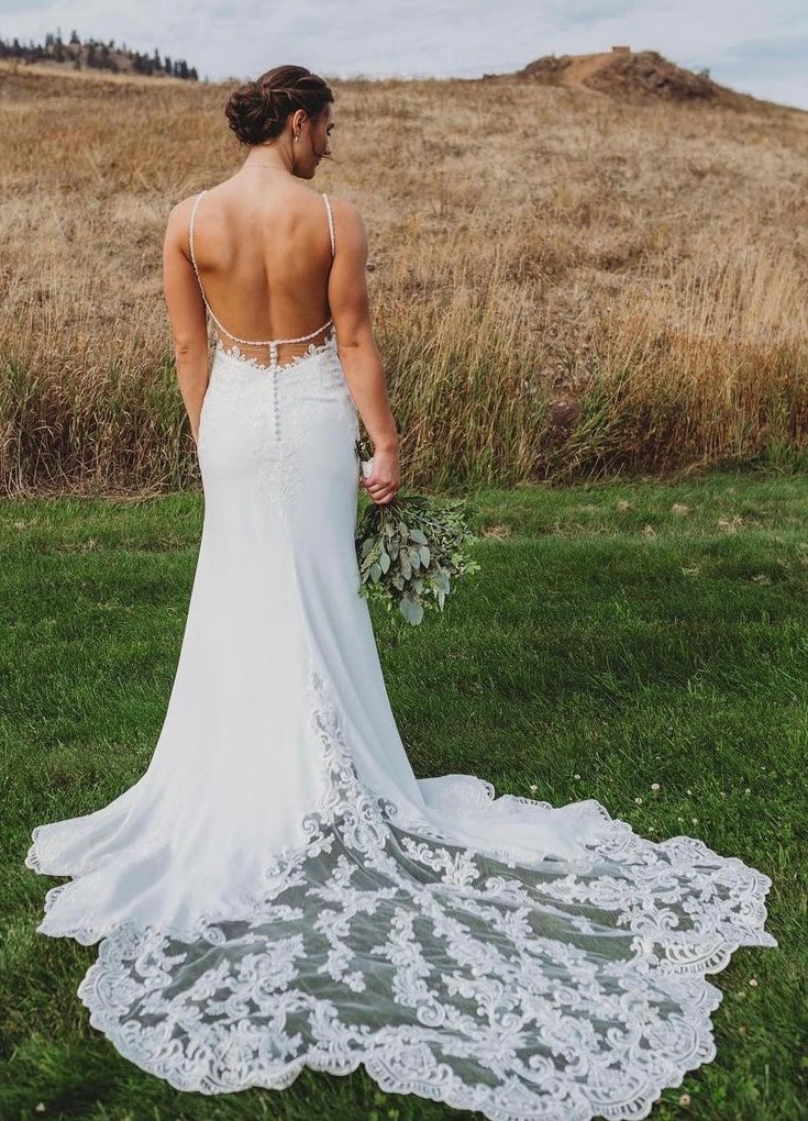 Eliza - robe de mariée coupe ajustée en crêpe à bretelles fines et dos totalement ouvert Eliza - robe de mariée coupe ajustée en crêpe à bretelles fines et dos totalement ouvert