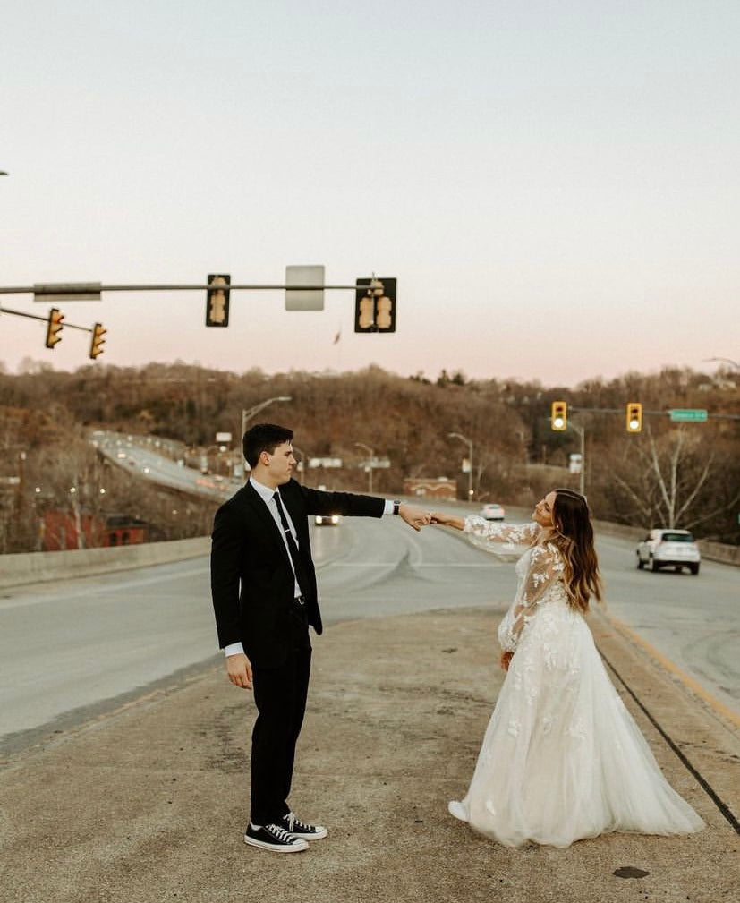 *EXCLUSIVITÉ* Donovan *échantillon taille 10* - robe de mariée boho ligne A avec manches bouffantes et dos illusion à boutons *EXCLUSIVITÉ* Donovan *échantillon taille 10* - robe de mariée boho ligne A avec manches bouffantes et dos illusion à boutons