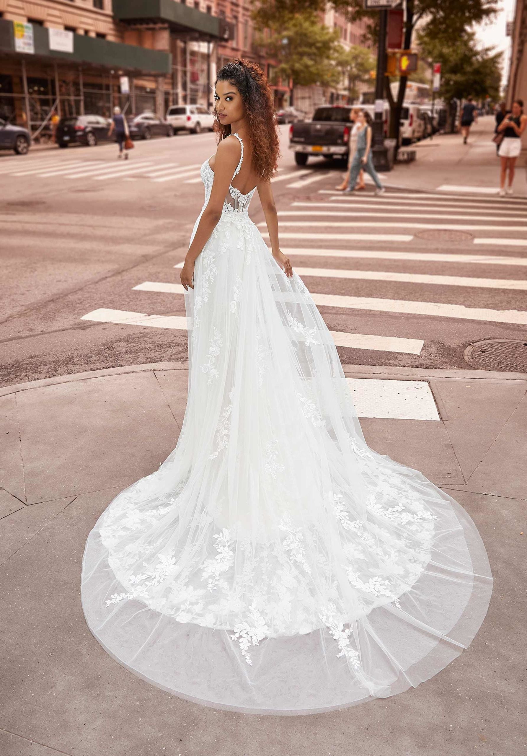 Haylay *taille plus* - robe de mariée de coupe ajustée en dentelle avec bretelles et dos style corset Haylay *taille plus* - robe de mariée de coupe ajustée en dentelle avec bretelles et dos style corset