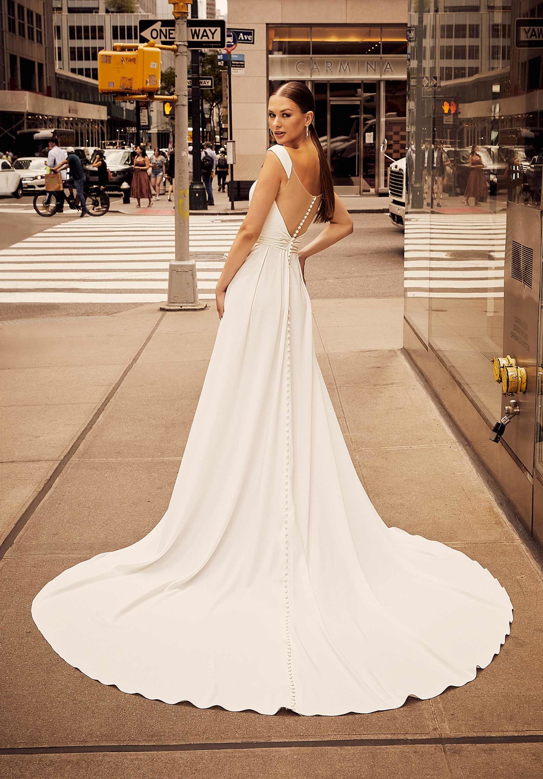 Wisteria - robe de mariée moderne en crêpe et chiffon Wisteria - robe de mariée moderne en crêpe et chiffon