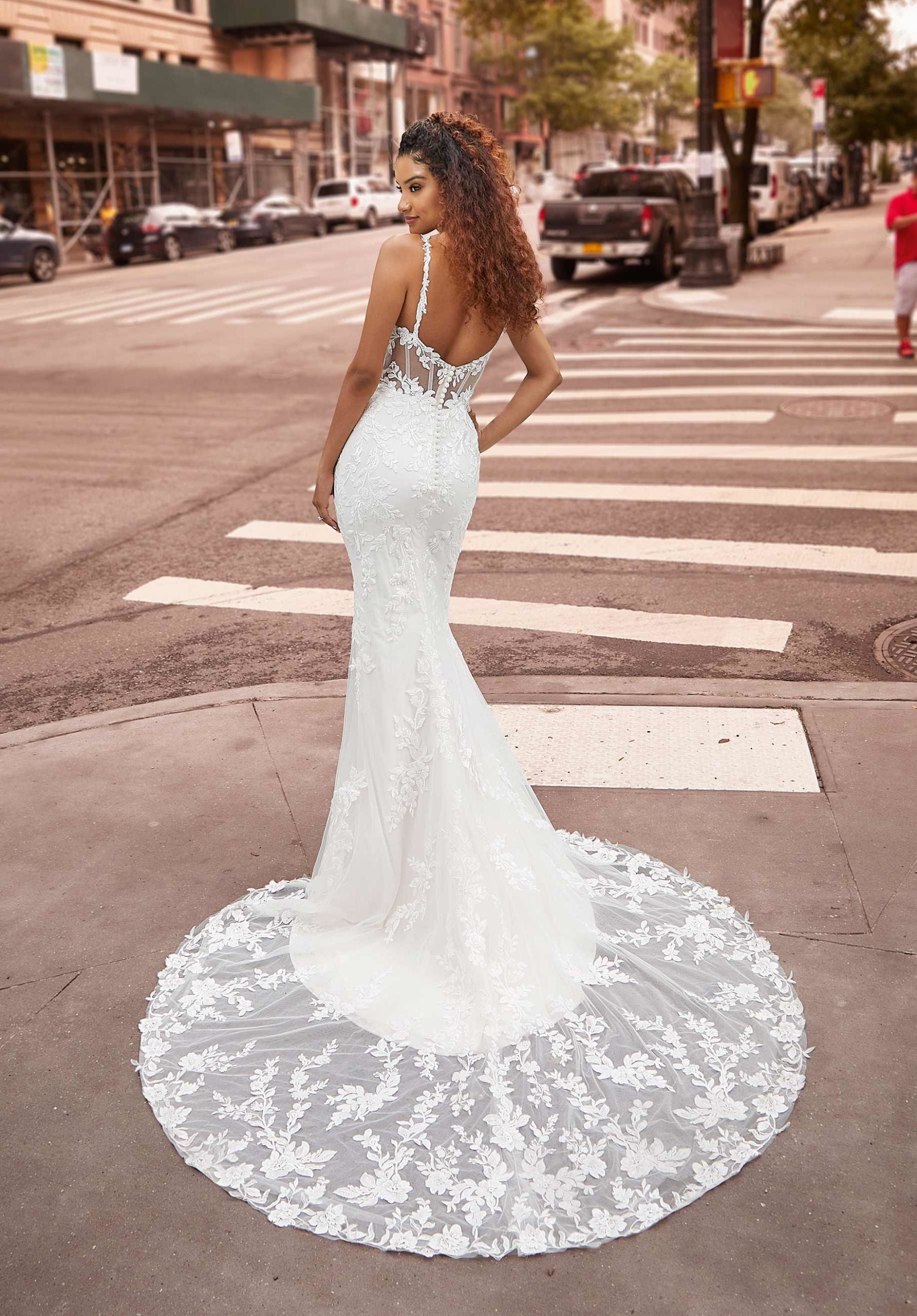 Haylay *taille plus* - robe de mariée de coupe ajustée en dentelle avec bretelles et dos style corset Haylay *taille plus* - robe de mariée de coupe ajustée en dentelle avec bretelles et dos style corset