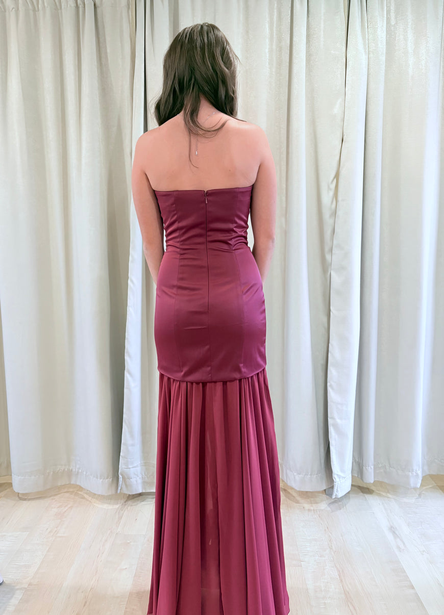 Ash - robe longue en satin et chiffon sans bretelle avec fente à la jambe