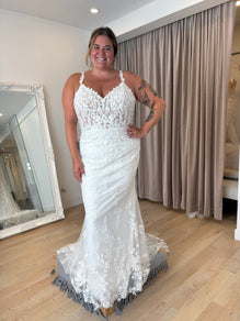Haylay *plus size* - slim fit lace wedding dress with straps and corset back