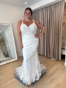 Haylay *plus size* - slim fit lace wedding dress with straps and corset back