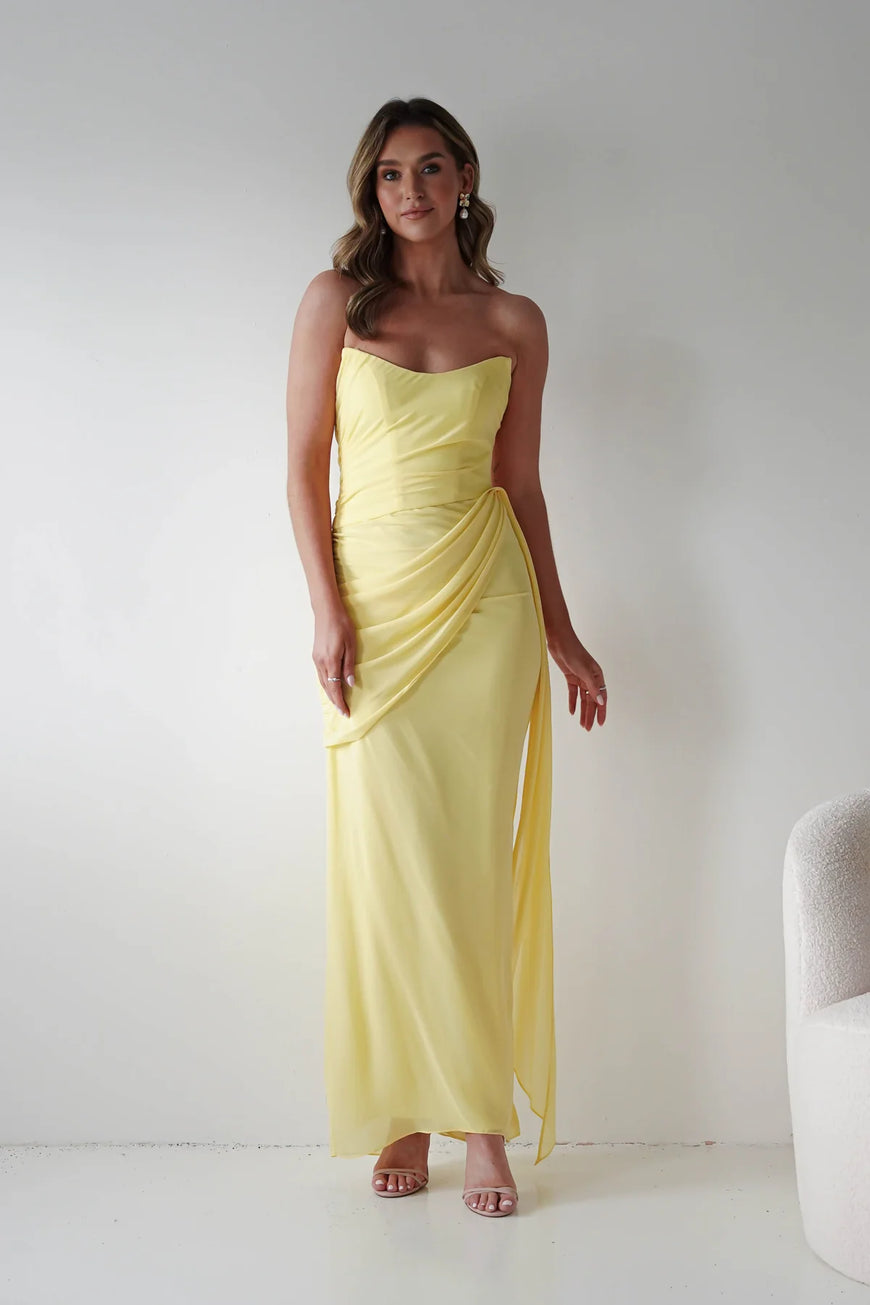 Quinn - robe longue en chiffon sans bretelle avec jeu de plis et dos lacé