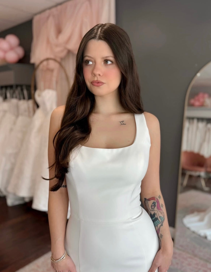 Joy - robe de mariée moderne ajustée et épurée à encolure carré et détails de dentelle au dos