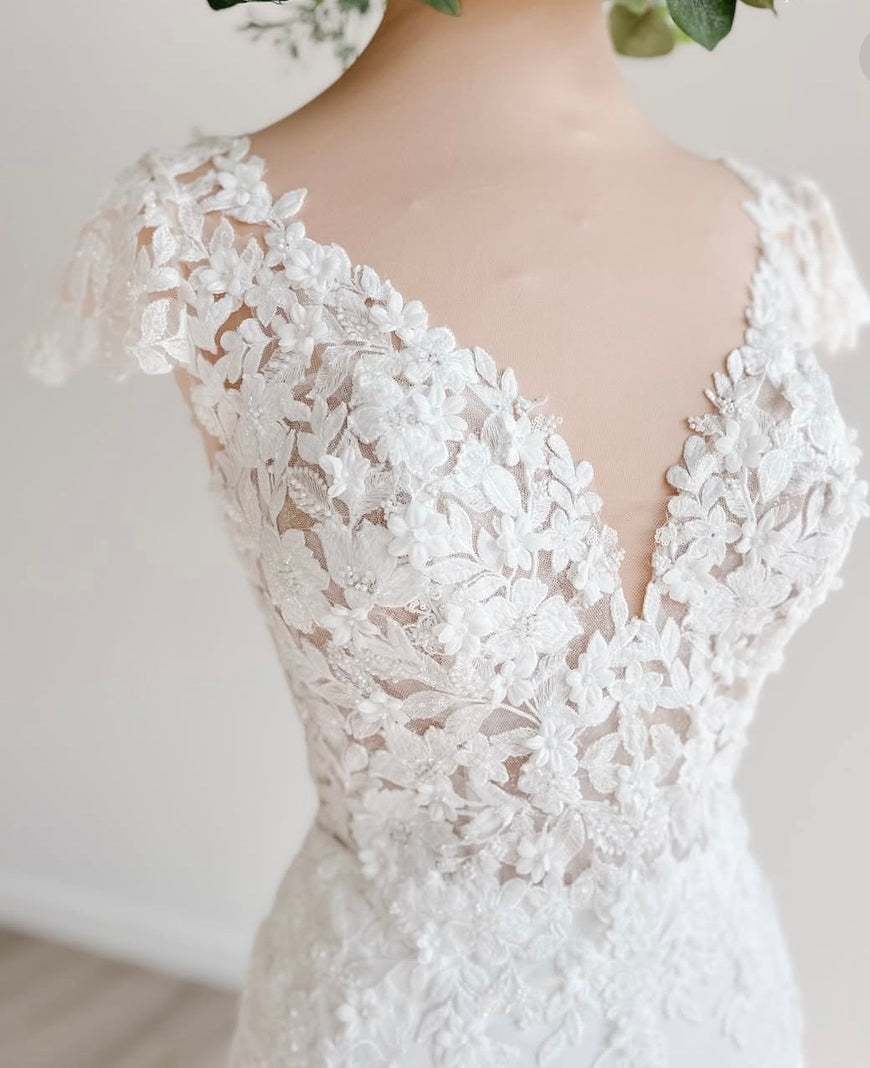 Anthony - robe de mariée ajustée en crêpe avec détails de dentelle et manches courtes avec dos en V
