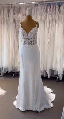 Ella - robe de mariée coupe ajustée en crêpe à bretelles fines et accents de dentelle sans perle