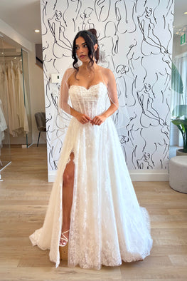 Théo - robe de mariée moderne avec haut corset sans bretelle toute en dentelle non perlé avec fente