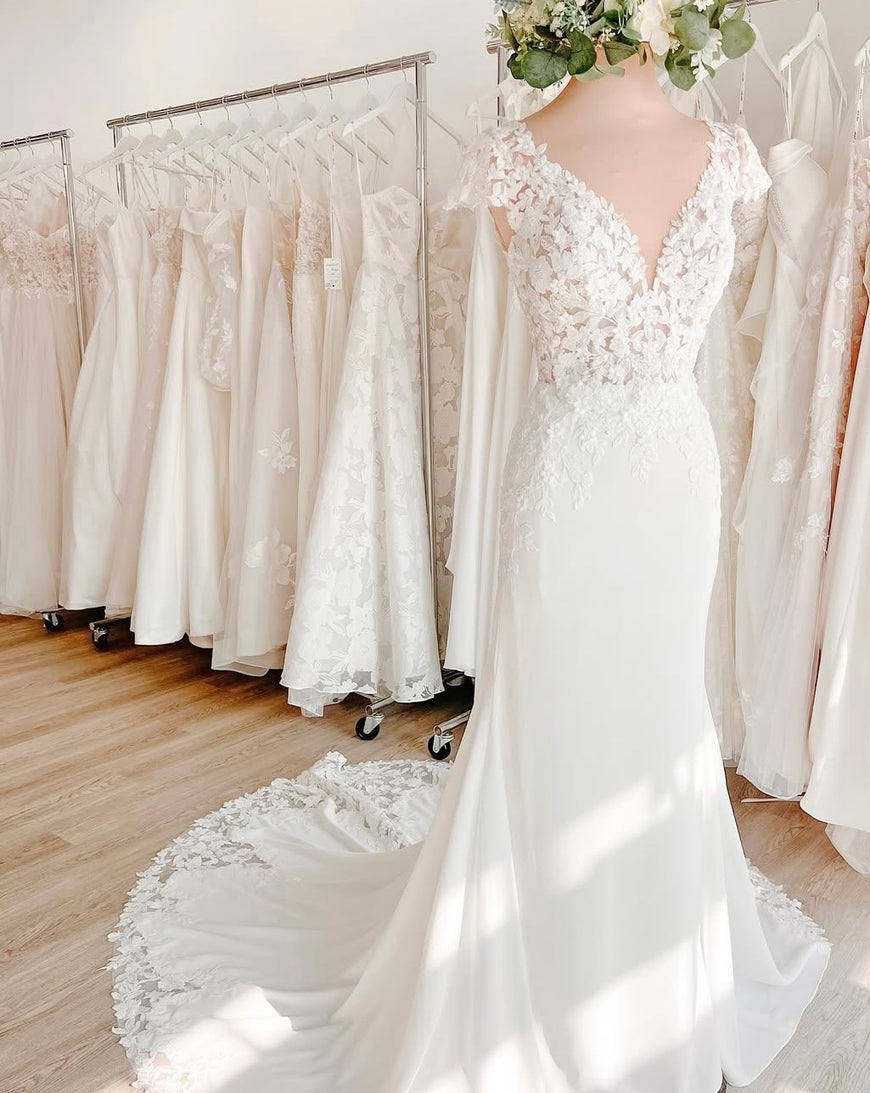 Anthony - robe de mariée ajustée en crêpe avec détails de dentelle et manches courtes avec dos en V