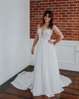 Shiloh *taille plus* - robe de mariée boho sans manches avec haut en V et décolleté illusion