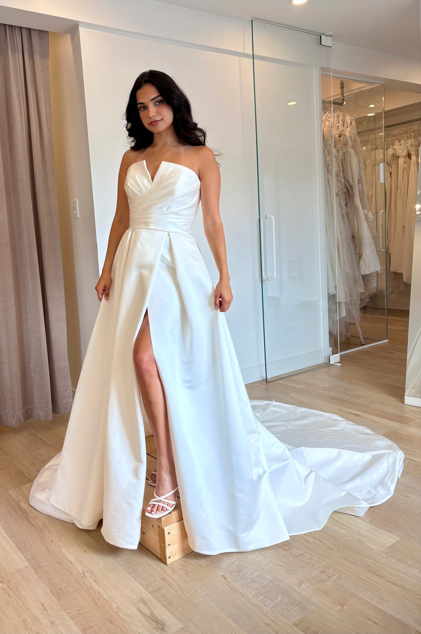 Porsha - robe de mariée moderne et classique à bustier droit avec fente à la jambe