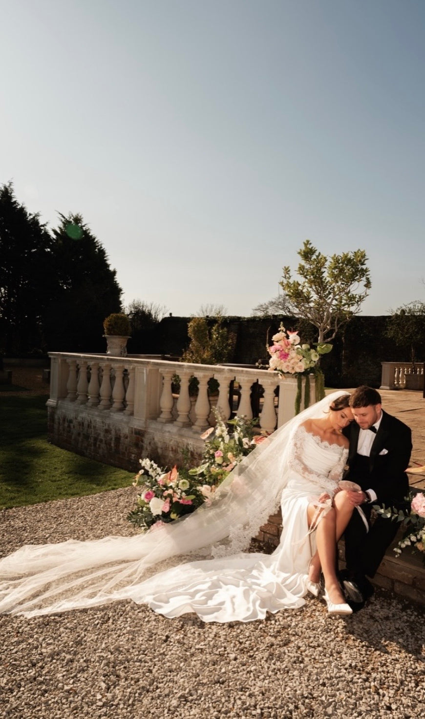 Elsabeth - robe de mariée haut de gamme ajustée en satin extensible avec détails de dentelle au buste et manches de style gants