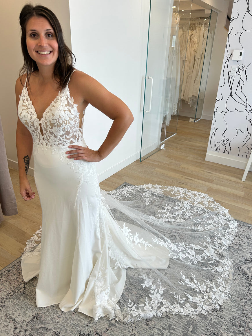 Blaze - robe de mariée coupe ajustée sans manches avec bas en crêpe et traîne en dentelle florale sans perles