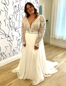 *EXCLUSIVITÉ* Faela *taille plus* - robe de mariée boho avec manches longues, dos ouvert en V et jupe de chiffon avec traîne  avec finitions de dentelle