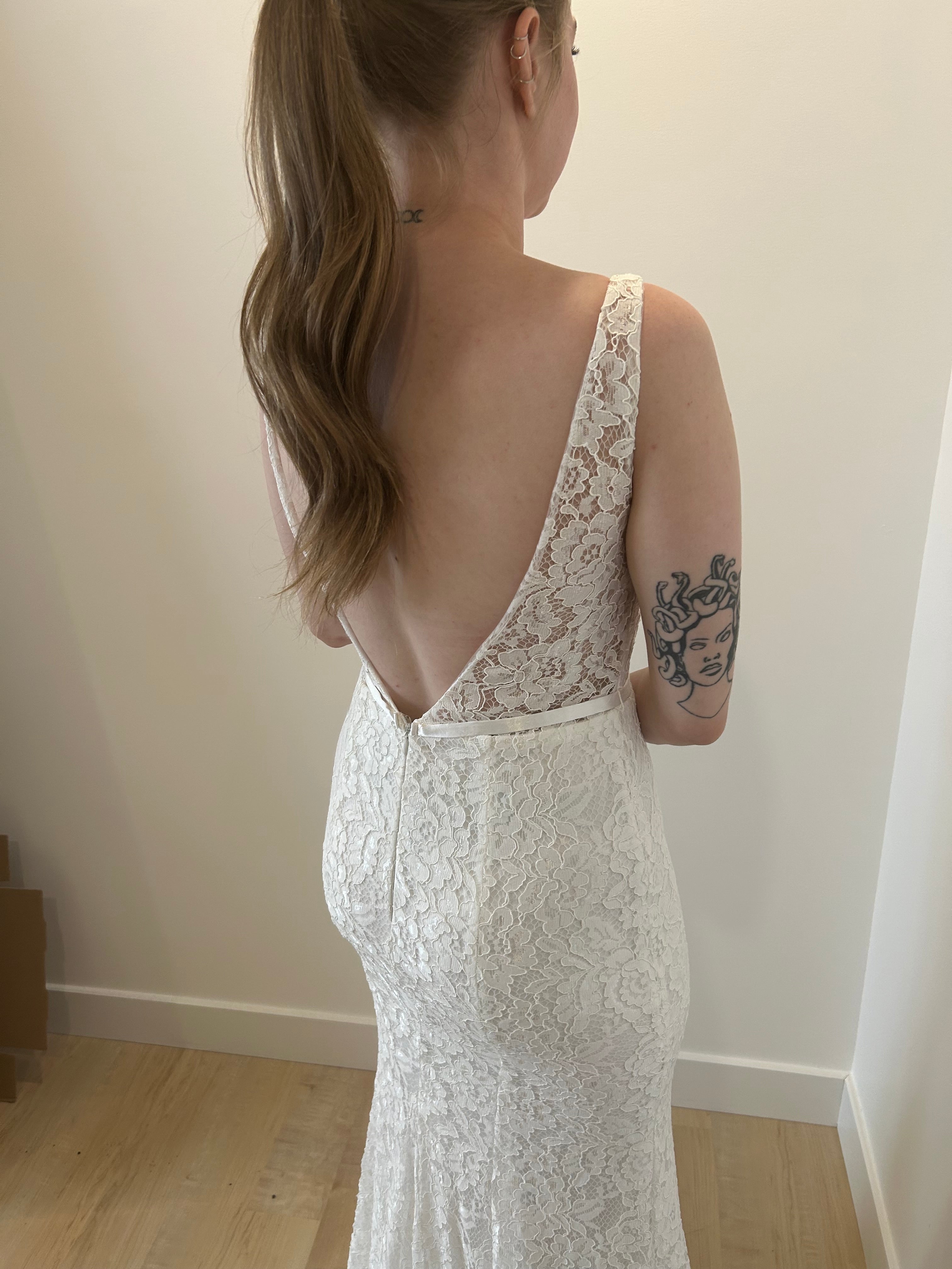 Anna - robe de mariée en dentelle extensible de coupe ajustée avec dos ouvert en V