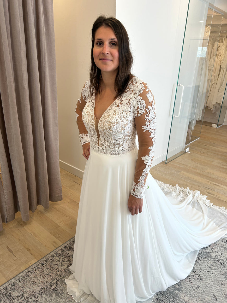 Decker - robe de mariée boho avec manches longues et dos ouvert en V, jupe de chiffon avec dentelle à la traine