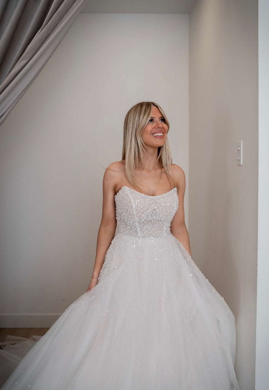 Kenny - robe de coupe A généreuse perlée entièrement avec haut de style bustier moderne