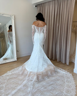 *EXCLUSIVITÉ* Jade - robe de mariée haut de gamme et luxueuse avec haut corset sans bretelle en dentelle non perlé et manches off shoulders en dentelle