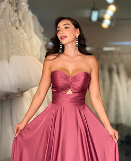 Weston *tailles 4 à 14* - robe longue en tissus satiné avec bustier en coeur et cut-out à l'avant