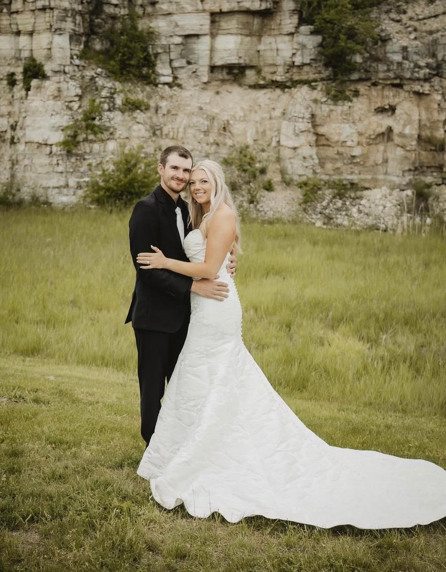 Gabana - robe de mariée haut de gamme ajustée en brocade avec boucles off shoulders