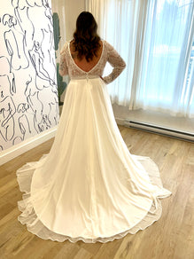 *EXCLUSIVITÉ* Faela *taille plus* - robe de mariée boho avec manches longues, dos ouvert en V et jupe de chiffon avec traîne  avec finitions de dentelle